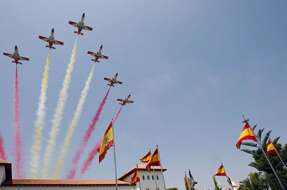 La patrulla acrobàtica Àguila, durant la cerimònia d’entrega de despatxos de tinent i alferes als alumnes de l’Acadèmia General de l’Aire de San Javier.