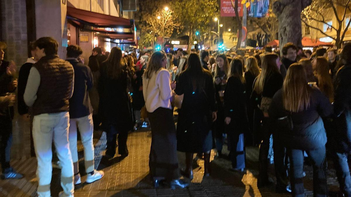 Unos mil jóvenes se juntan en la calle Mandri de Barcelona para alargar la fiesta del día de Navidad