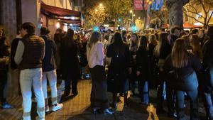 Unos mil jóvenes se juntan en la calle Mandri de Barcelona para alargar la fiesta del día de Navidad