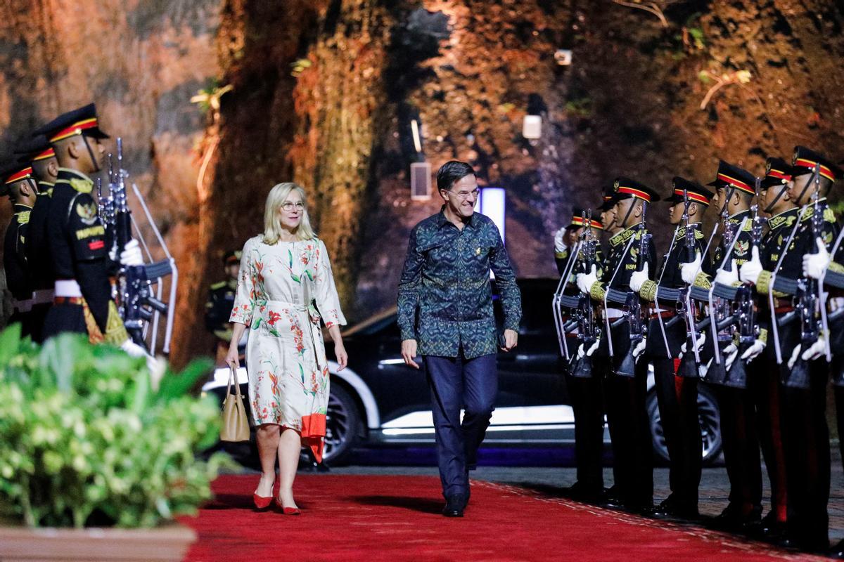 El primer ministro de los Países Bajos, Mark Rutte, llega a la cena de bienvenida del G20, en Bali.