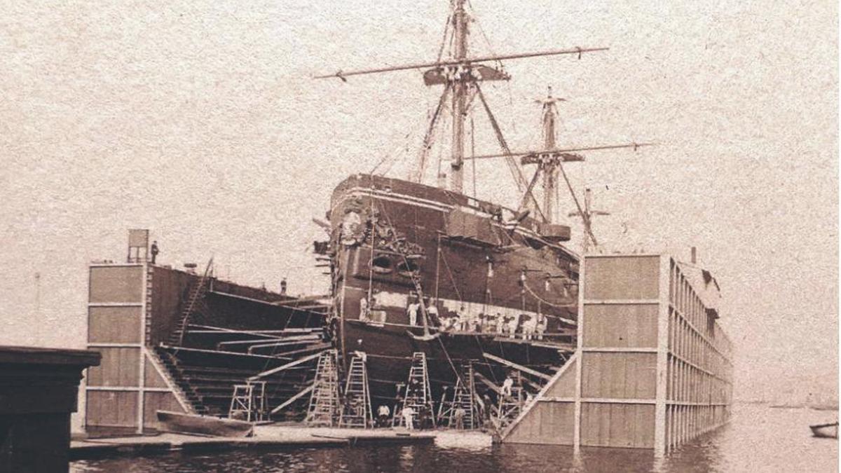 Carenado de un navío en el dique flotante del Arsenal de Cartagena.