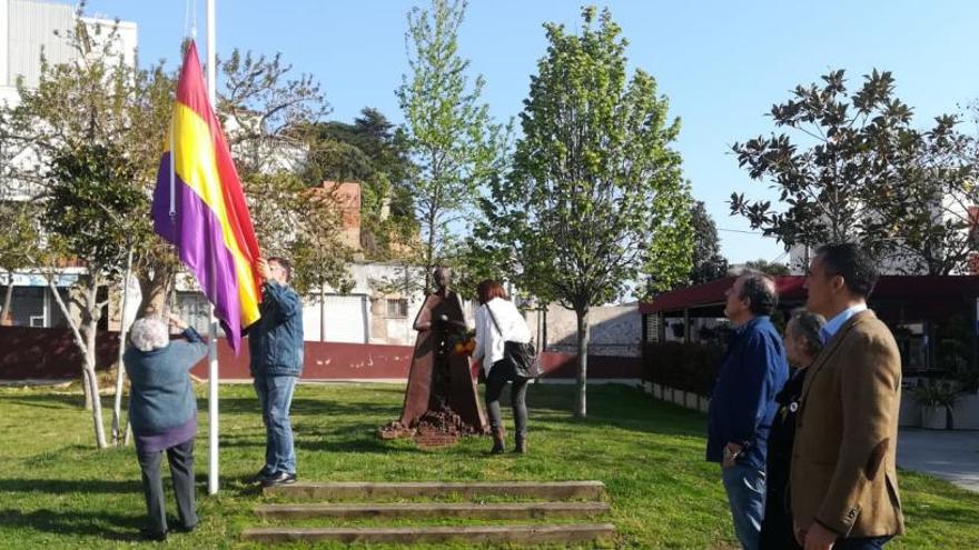 Sant Feliu de Guíxols homenatge la República amb la hissada de bandera