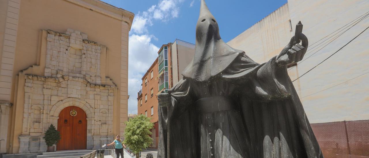 Monumento al Nazareno de Orihuela con la vara cortada en su mano derecha