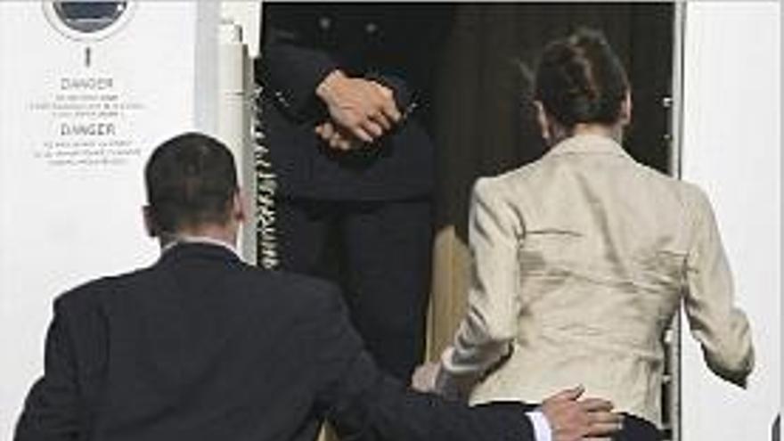 alarma. Bruni y Sarkozy se apresuran a subir al avión presidencial.