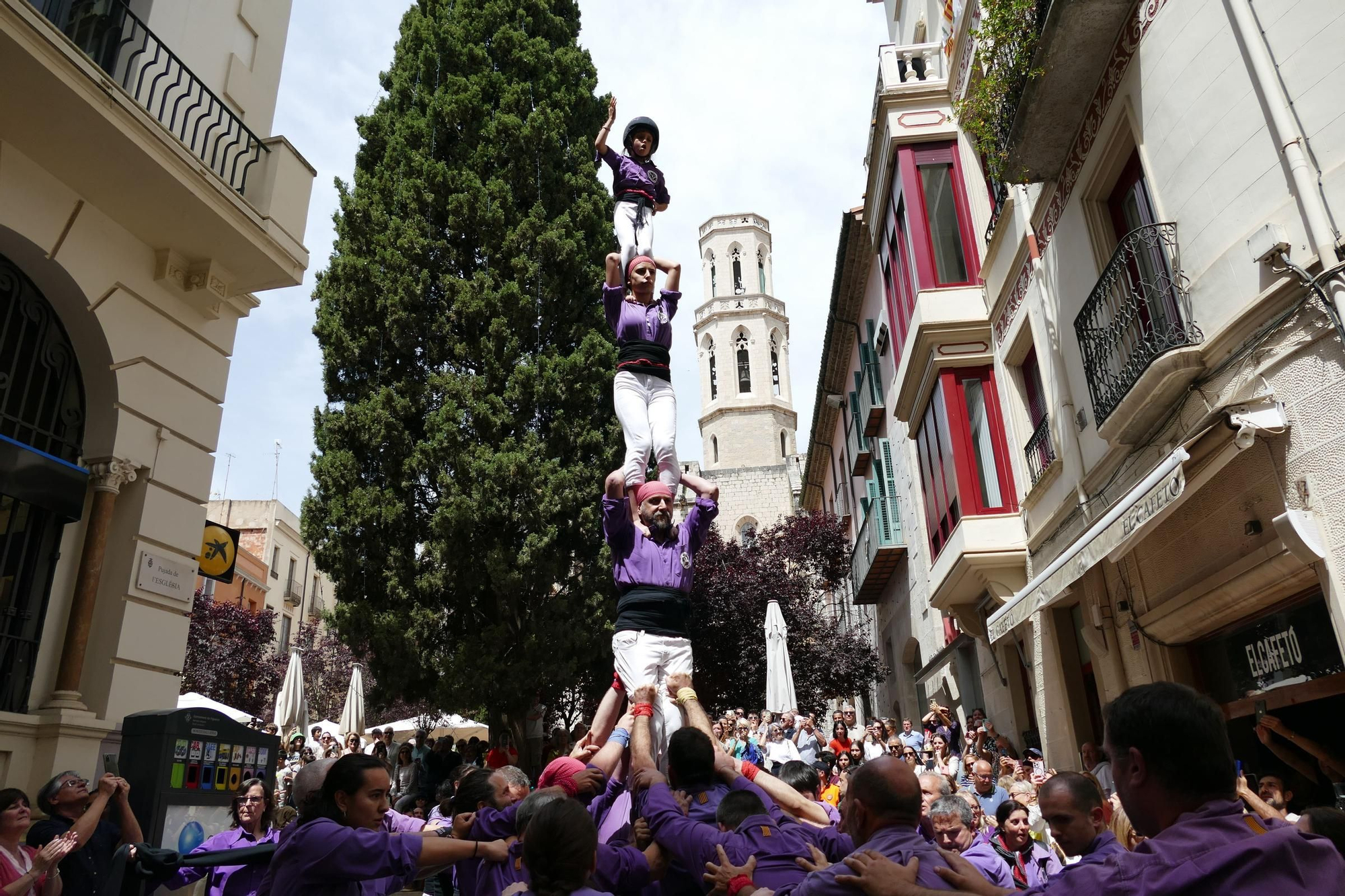 El tradicional pilar caminant de la Colla Castellera de Figueres congrega centenars de persones