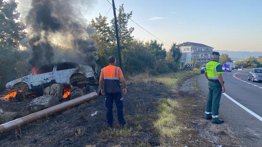 Arde un coche en Ourense tras chocar contra el cierre de una finca