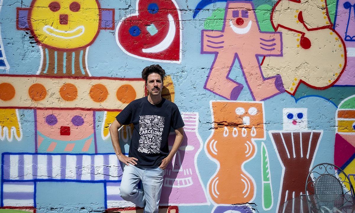 Zosen Bandido, en la Nau Bostik frente a uno de sus murales, en 2024.