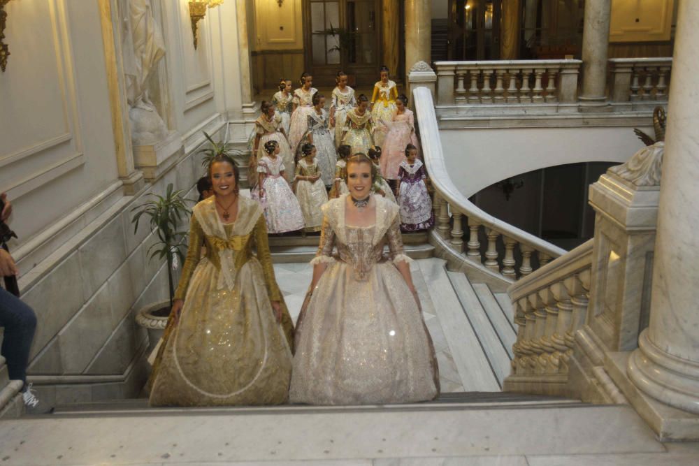 Las cortes de honor ensayan la proclamación de las falleras mayores