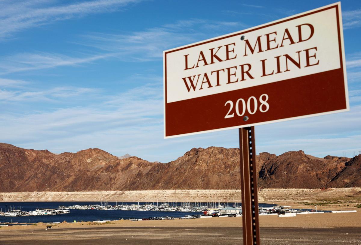 Un cartel indica el nivel del agua en el lago Mead, en Nevada, en el año 2008