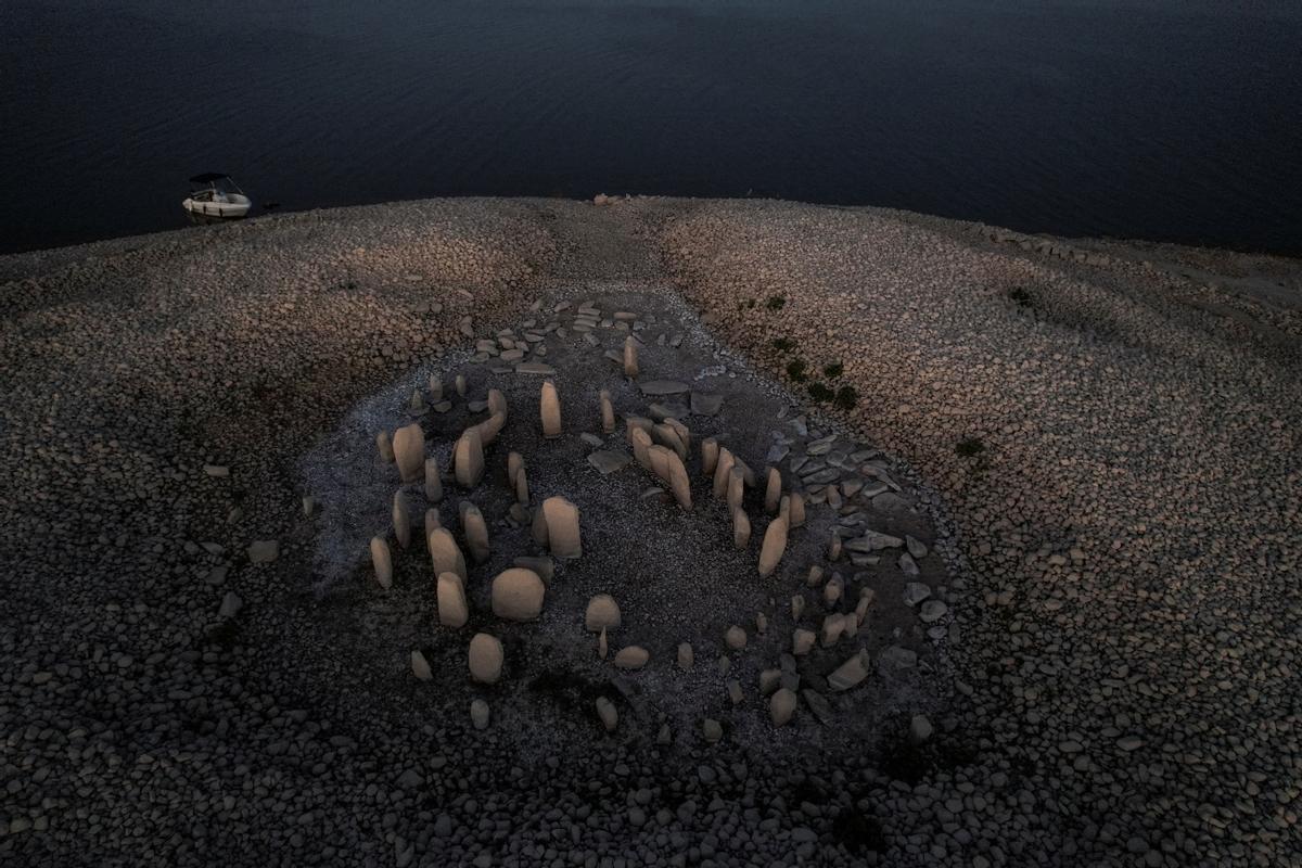 El dolmen de Guadalperal, también conocido como el Stonehenge español, se ve debido al retroceso de las aguas del embalse de Valdecañas en las afueras de El Gordo, España