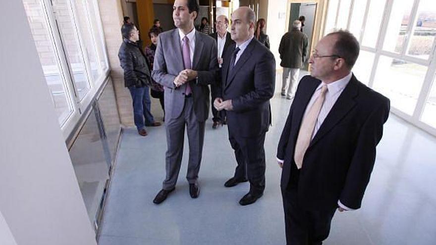 El delegado de la Junta, Alberto Castro, junto al director provincial de  Educación, Fernando Prada, y el director del centro, Manuel Blanco.