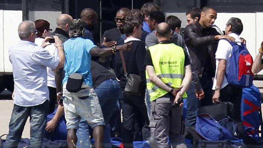 La selección llegó a París medio escondida. A la derecha, Henry saluda a un amigo.