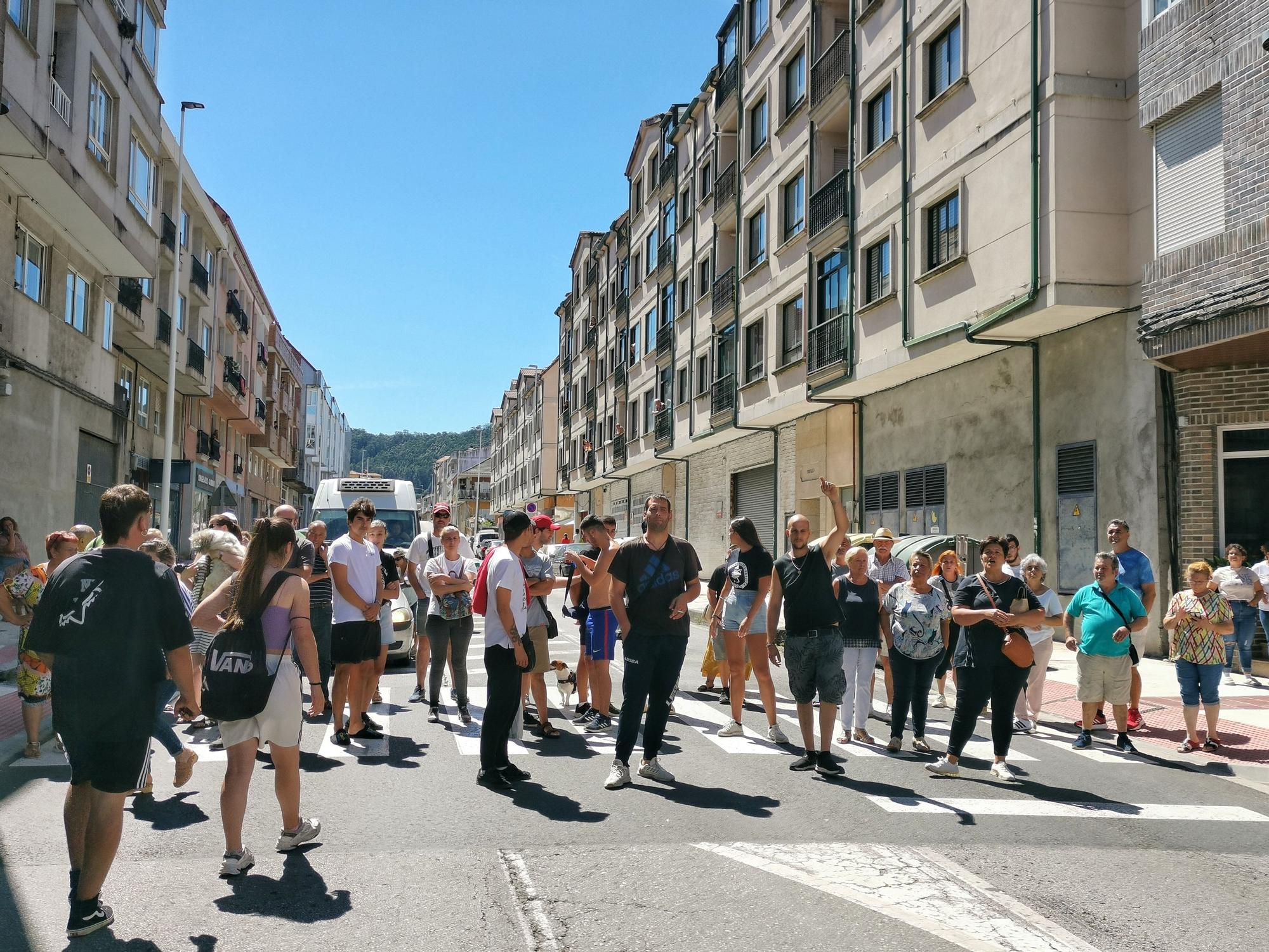 Concentración vecinal en Bueu contra la "inseguridad" ciudadana y un joven conflictivo