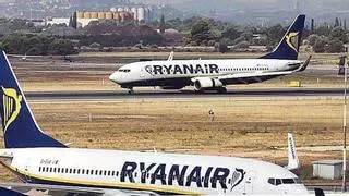 Este azafato de Ryanair se hace viral por su curioso método para vender lotería