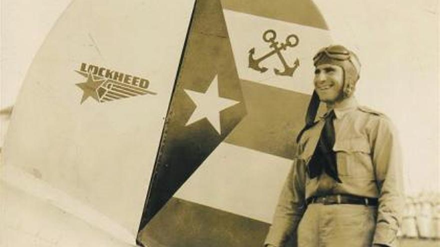 Antonio Menéndez Peláez, junto al avión Lockheed con el que cruzó el Atlántico. A la derecha, el bautizo del avión.
