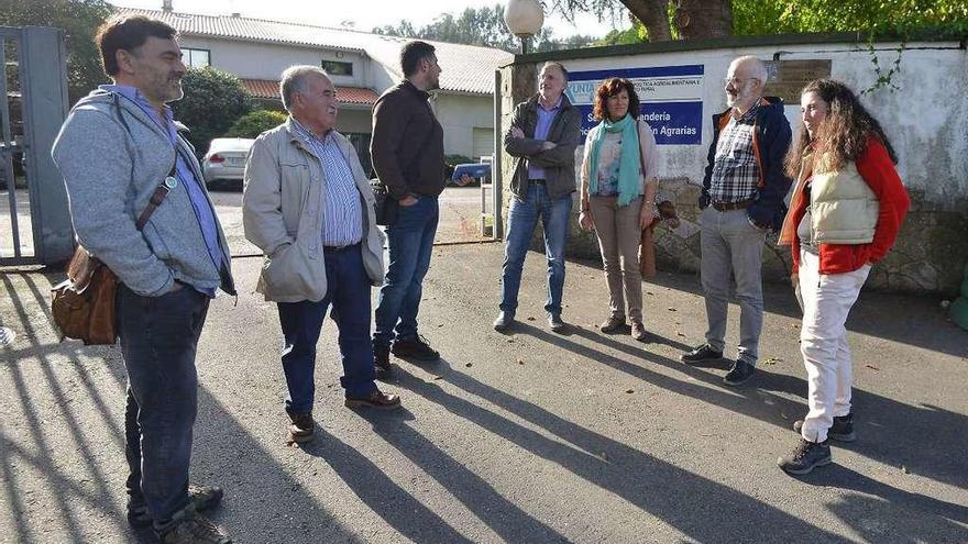 Los representantes de la Mancomunidad de Montes, ayer, en la sede del Distrito Forestal XIX.  // G. Santos