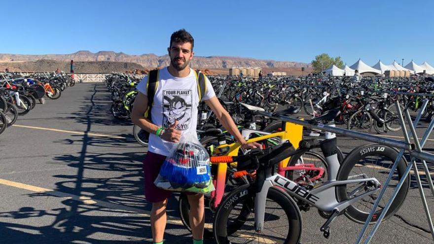 Piñeiro junto a su bicicleta en la zona de transición.  | // FDV 