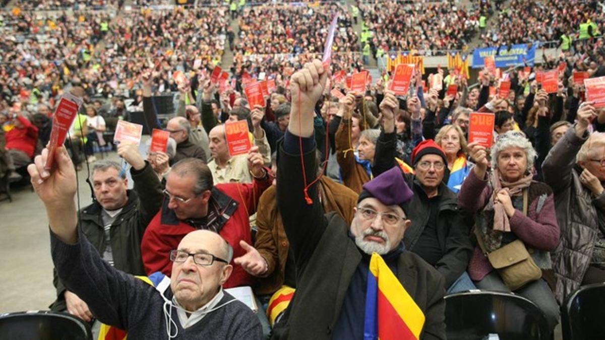 Los asistentes votando a mano alzada los estatutos durante la asamblea