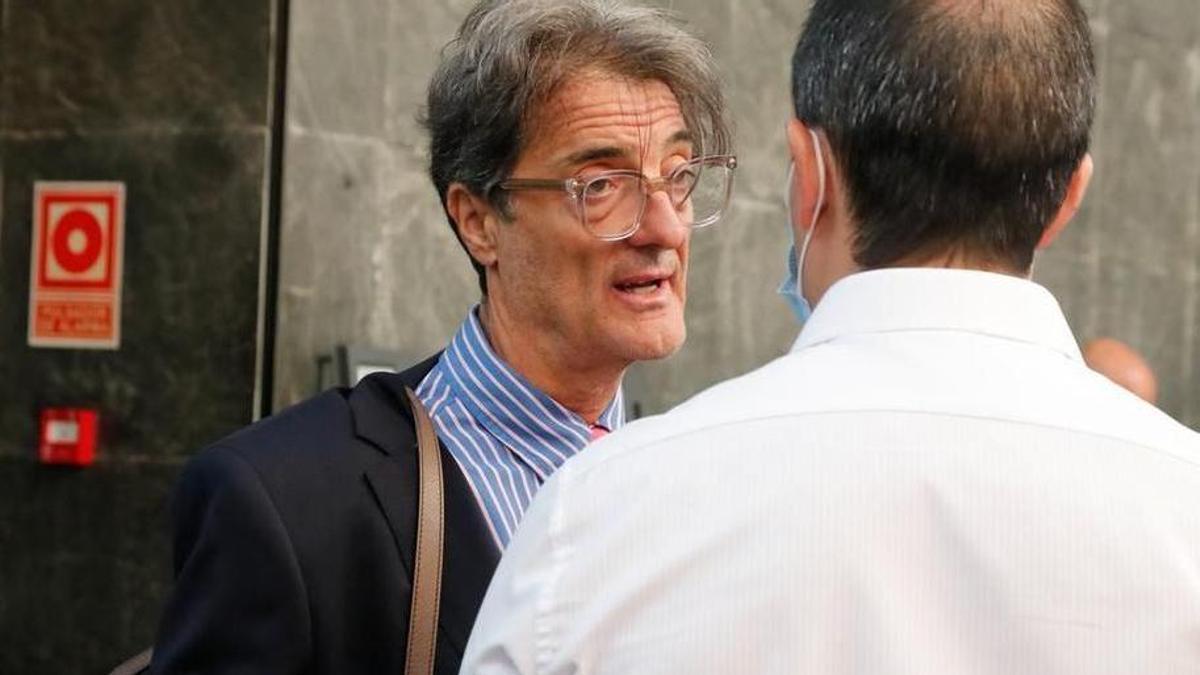 El policía junto a su abogado Ángel Luis Aparicio, en el interior de la Audincia Provincial de Cáceres, en 2022.