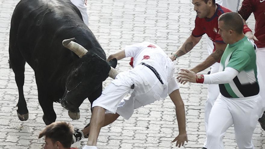 Los toros de Victoriano del Río protagonizan un séptimo encierro veloz con un herido por asta de toro