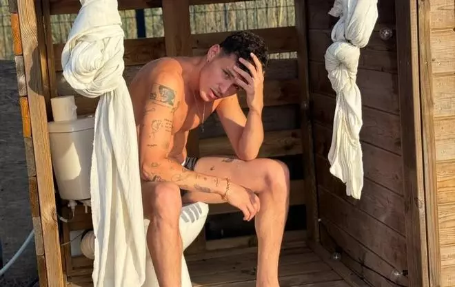 Arón Piper, siempre provocando, esta vez con las fotos desde el váter