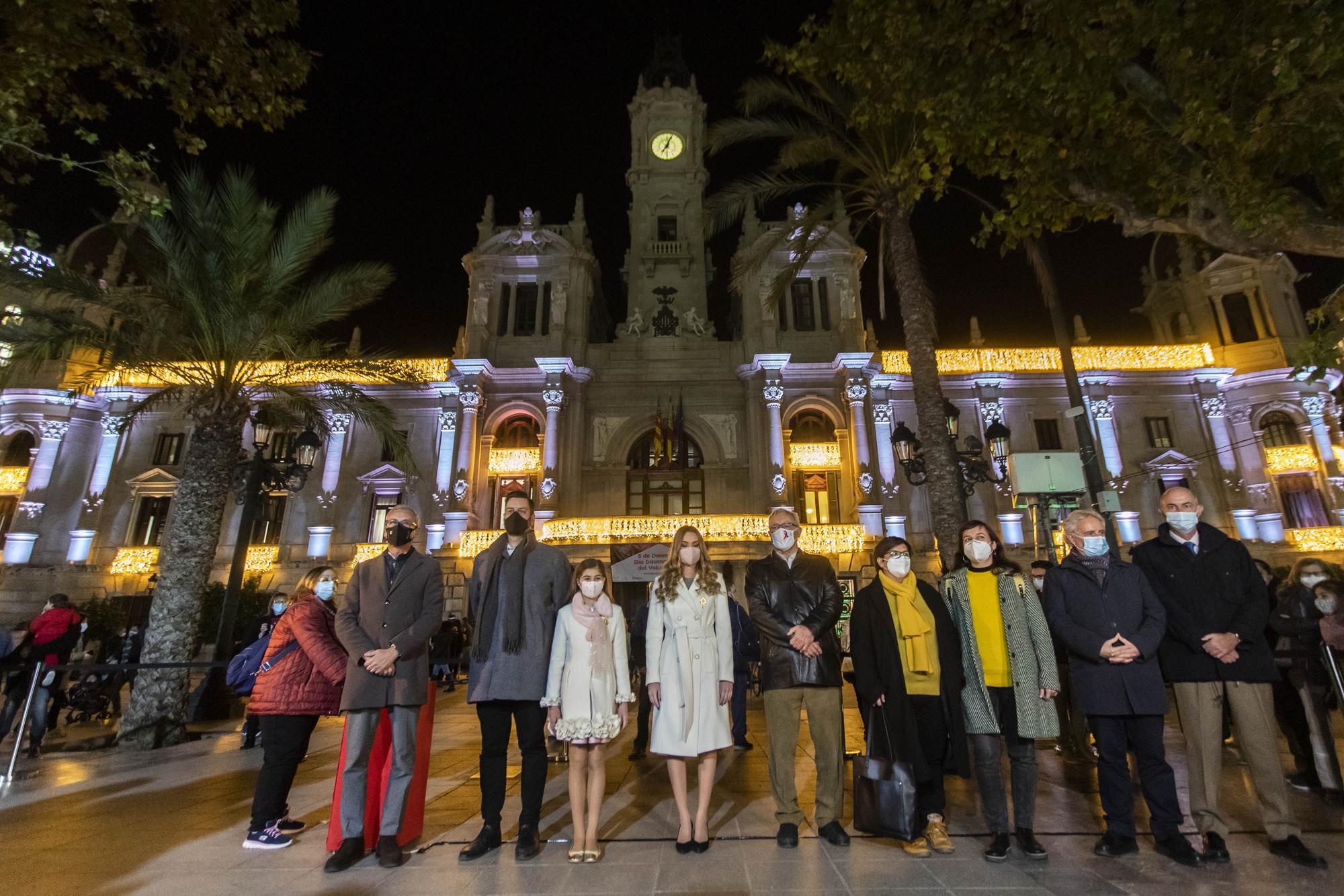 Así se ha encendido la iluminación navideña de la Plaza del Ayuntamiento de València