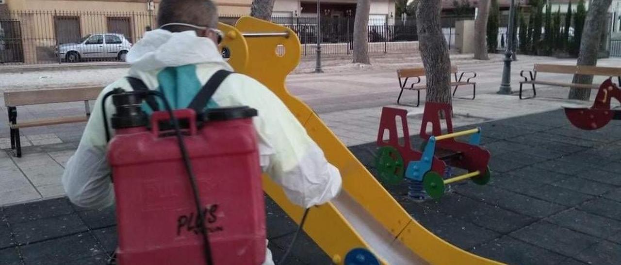 Los parques municipales de Monóvar continúan con la desinfección diaria