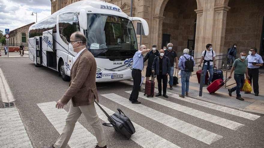 Transbordo de viajeros en autobús desde la estación de ferrocarril de Zamora capital.