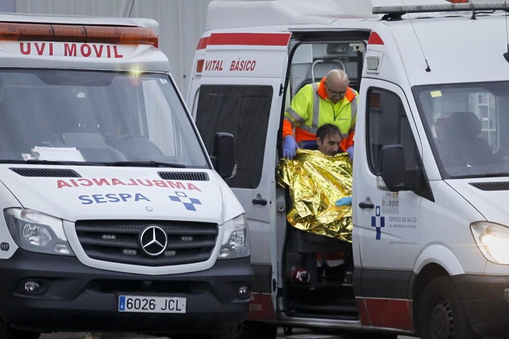 Naufragio en Asturias | Rescatados 12 tripulantes de un pesquero gallego hundido en Luarca