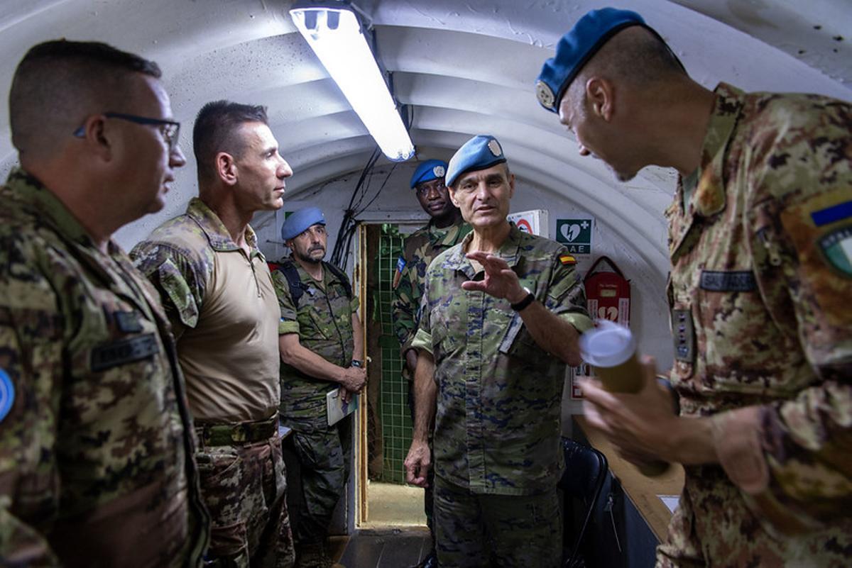 El general español Aroldo Lázaro, jefe de la misión UNIFIL, visita una posición italiana en Alma Shaab, que sufrió daños colaterales en julio pasado en un intercambio de fuego entre Israel y Hizbolá.