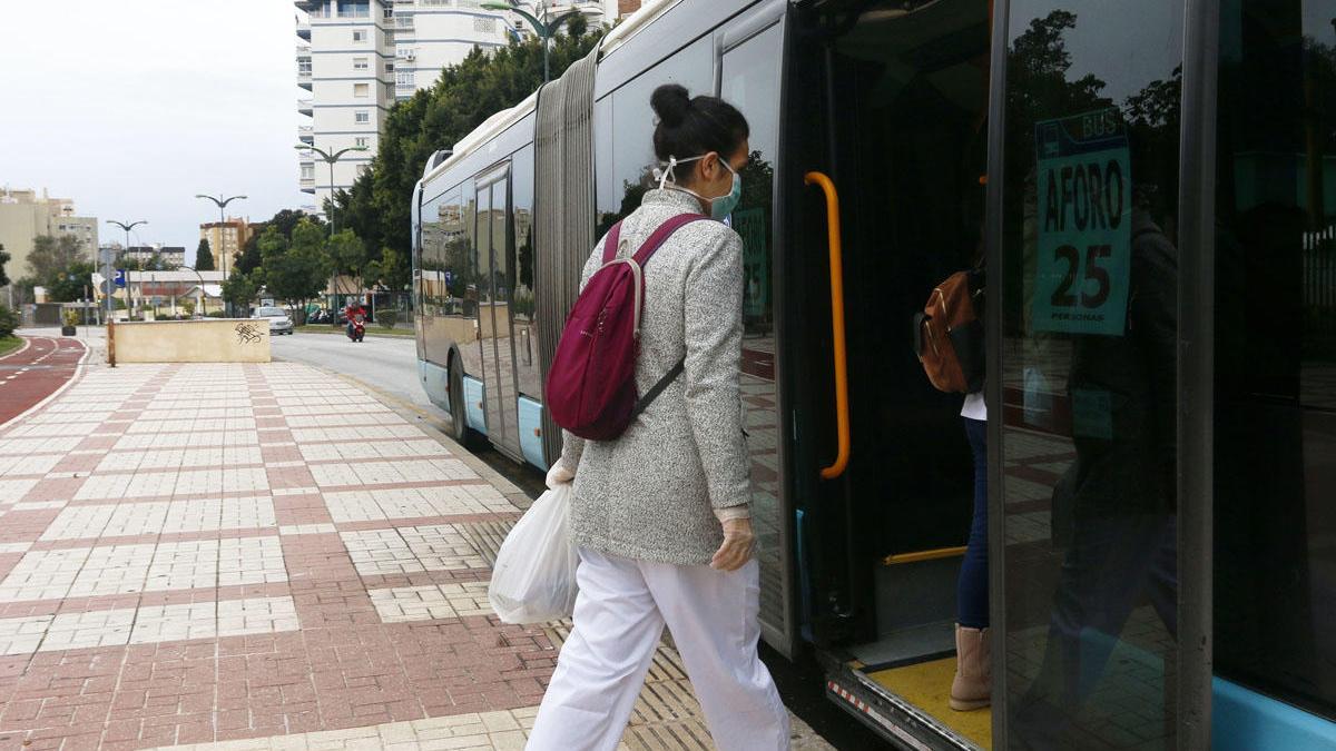 Un joven sube a un autobús de la EMT.