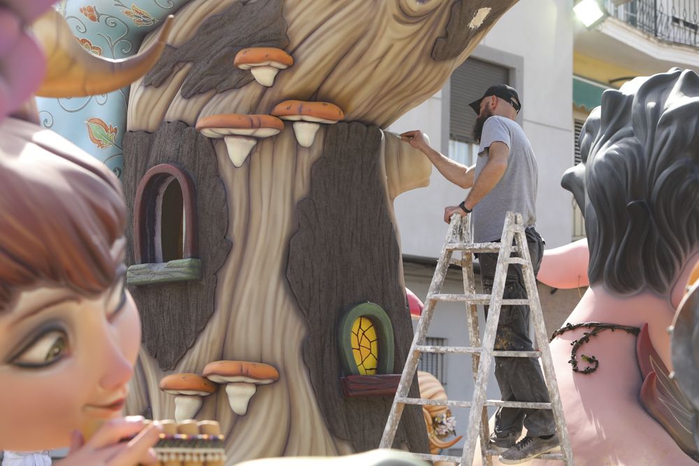 La Falla de la Plaza Rodrigo del Port de Sagunt toma forma