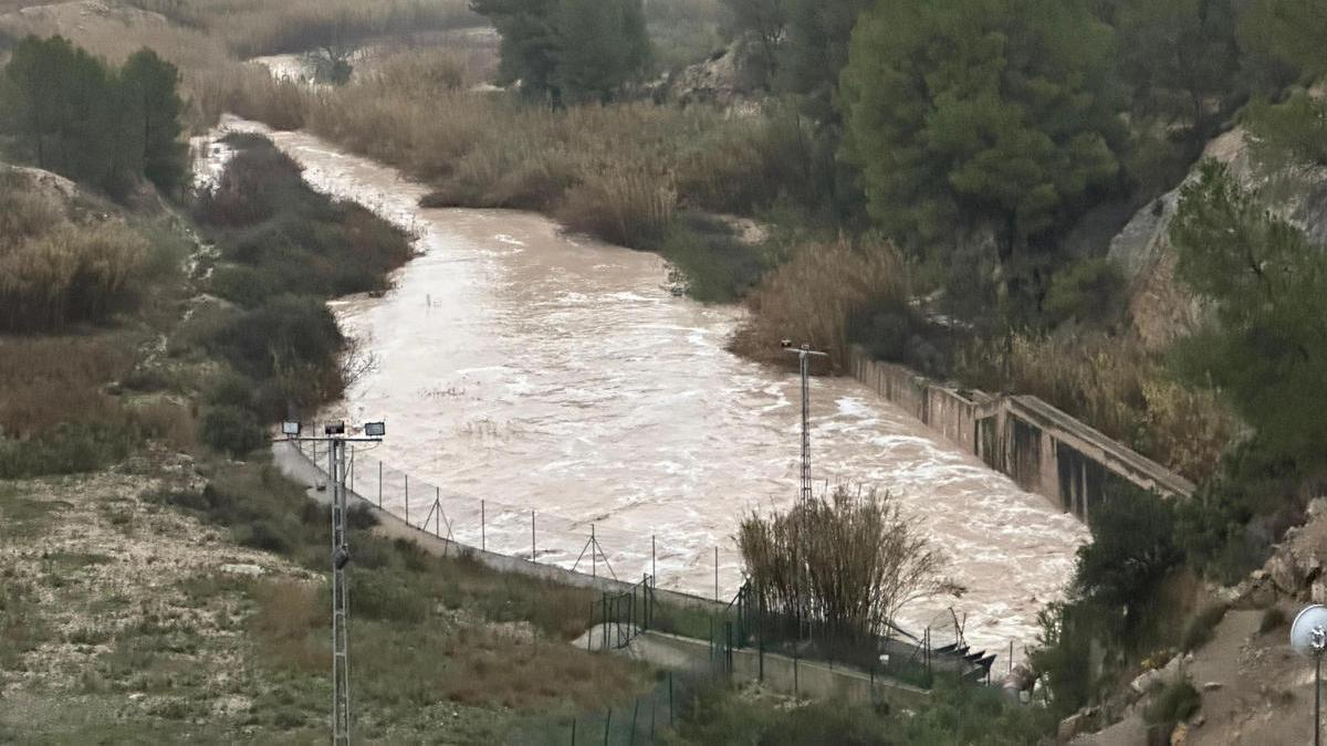 Así desagua el embalse de Argos en Cehegín tras la fuerte lluvia caída durante la jornada del jueves