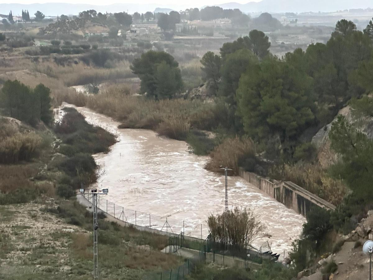 Así desagua el embalse de Argos en Cehegín tras la fuerte lluvia caída durante la jornada del jueves