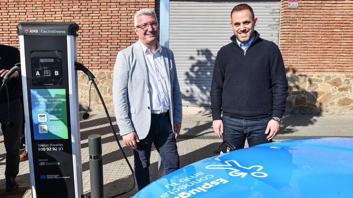 El alcalde de Esplugues, Eduard Sanz, y el vicepresidente de Movilitat del AMB, Carlos Cordón, durante la presentación de las nuevas electrolineras