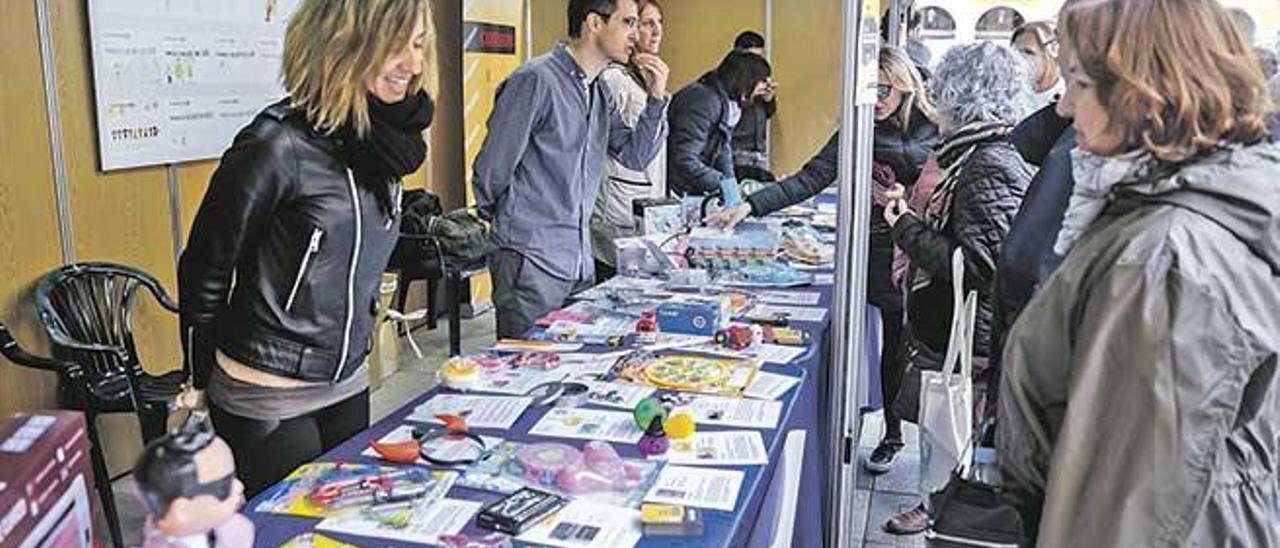 El expositor de objetos retirados del mercado era el más llamativo de la feria.