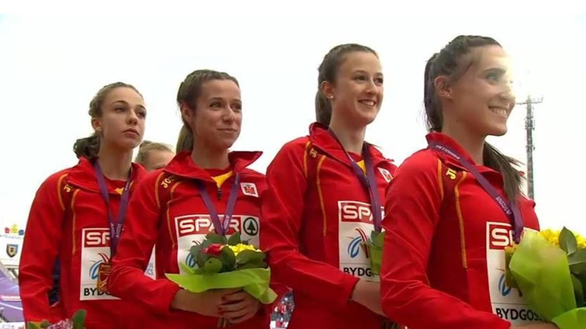 El cuarteto español de 4x100 formado por Lara Gómez, Cristina Lara, Ane Petrirena y Paula Sevilla, con el oro en el podio del Europeo de Polonia.