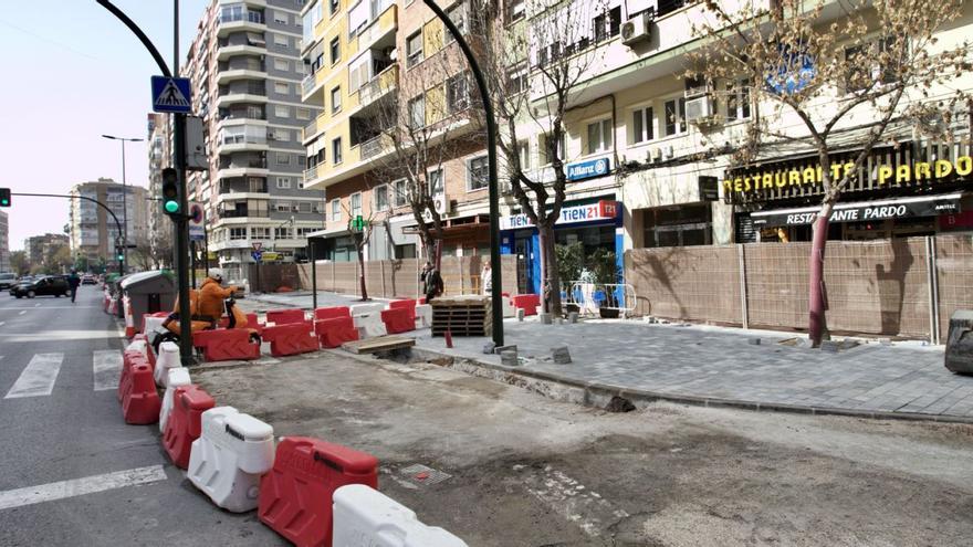 Obras del plan de movilidad para ampliar las aceras de Primo de Rivera, junto al restaurante Pardo.  | JUAN CARLOS CAVAL