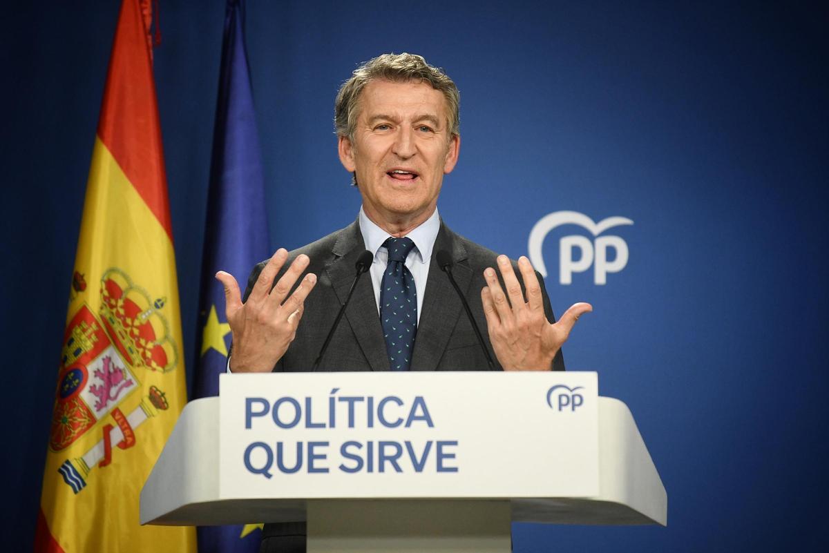 Archivo - El presidente del Partido Popular, Alberto Núñez Feijóo, durante una rueda de prensa, en la sede del PP en Génova, a 12 de junio de 2025, en Madrid (España).