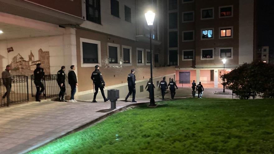 Amplio operativo para localizar al joven que apuñaló en la cara a un policía en Gijón