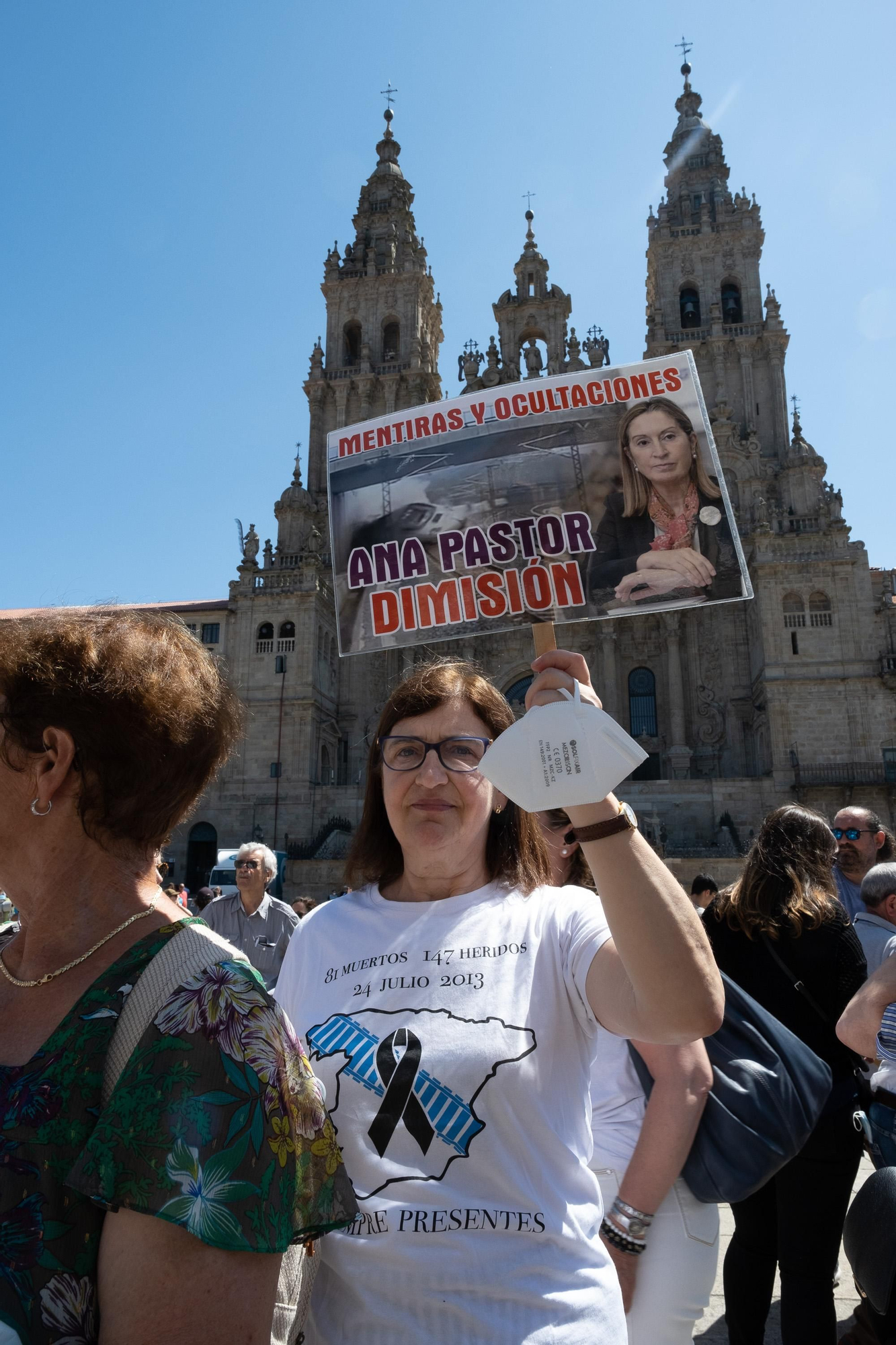 Las víctimas de Angrois se concentran en el Obradoiro en el noveno aniversario del accidente