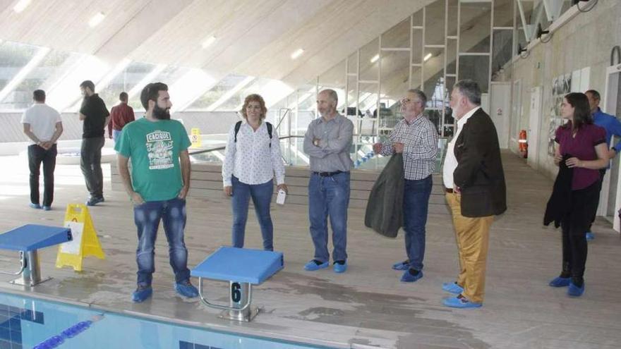 Concejales del grupo de gobierno y oposición, en una visita a la piscina. // Gonzalo Núñez