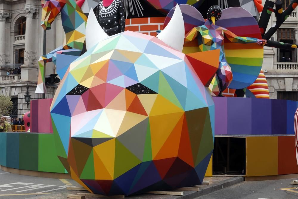 Así es la falla de Okuda en la plaza del Ayuntamiento