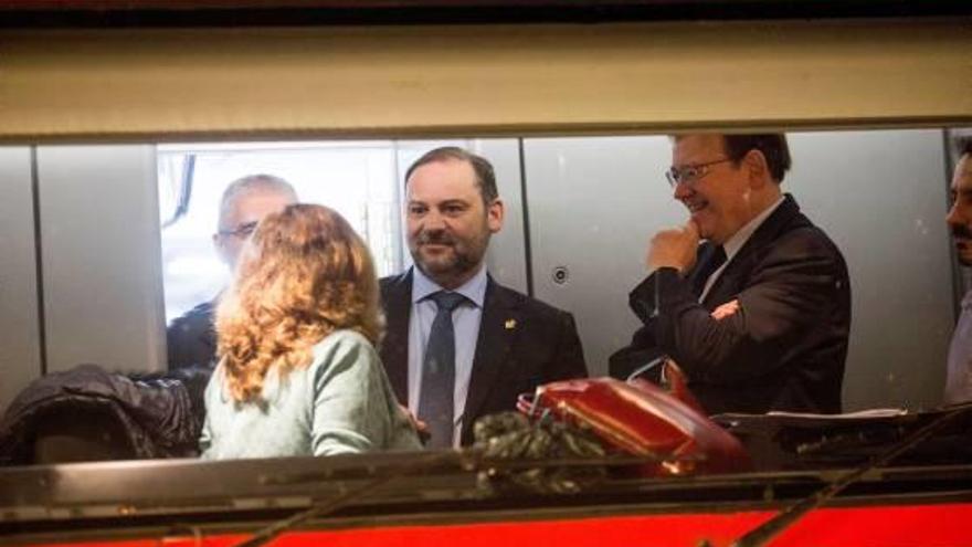 El presidente Ximo Puig junto a José Luis Ábalos durante el acto celebrado ayer en Castellón.