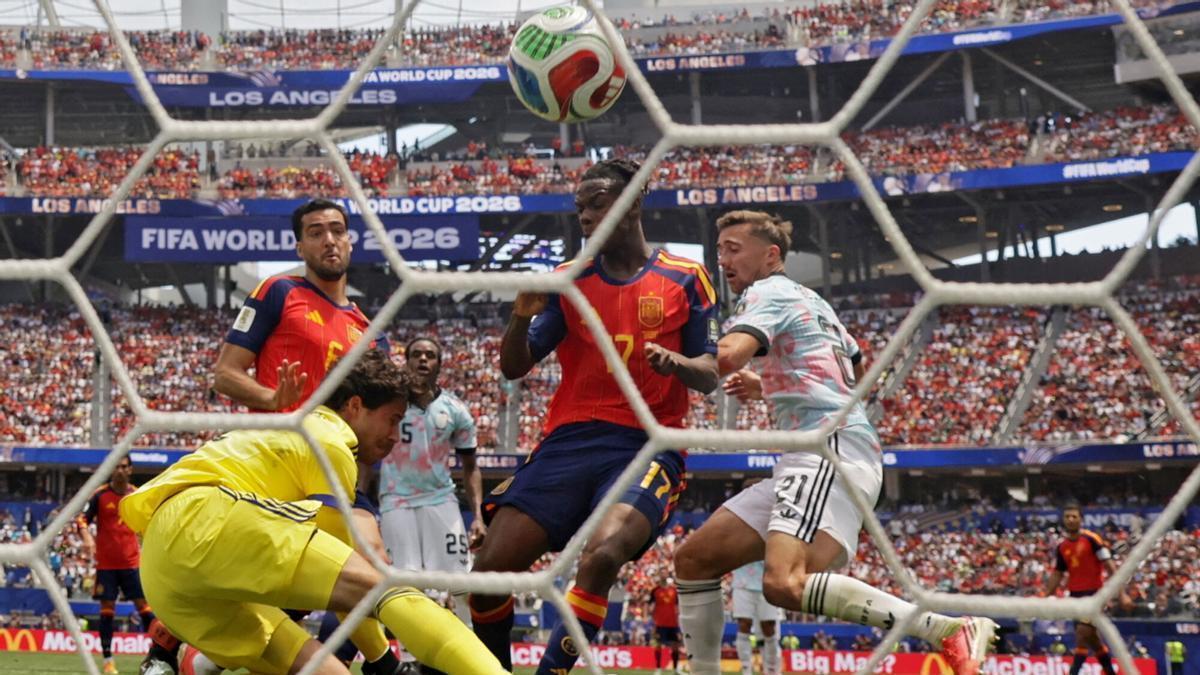 INGLEWOOD (United States), 10/07/2026.- Belgium goalkeeper Senne Lammens (front L) concedes the 2-1 goal from Mikel Merino of Spain (back L) during the FIFA World Cup 2026 quarterfinals match Spain against Belgium, in Los Angeles, USA, 10 July 2026. (Bélgica, España) EFE/EPA/CHRISTOPHER TORRES