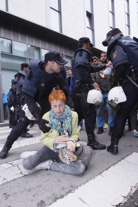 Guàrdia Civil i Policia Nacional desallotgen amb violència col·legis electorals gironins