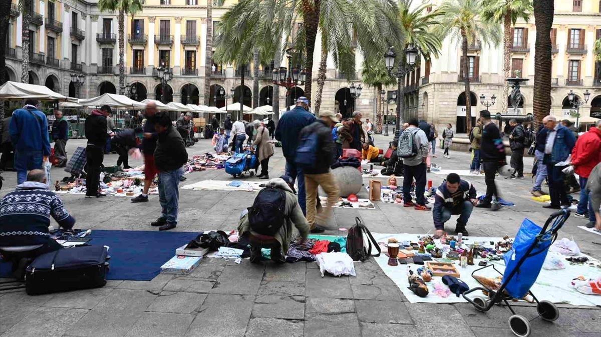 Los vendedores del denominado ’mercadillo de la miseria’, anteriormente instalado en les Glòries, ahora se han trasladado a la plaça Reial de Barcelona.