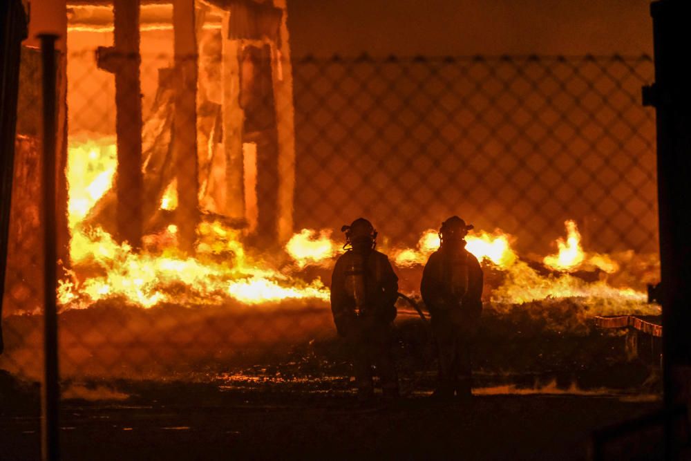 Un espectacular incendio calcina una fábrica de palets en La Marina.