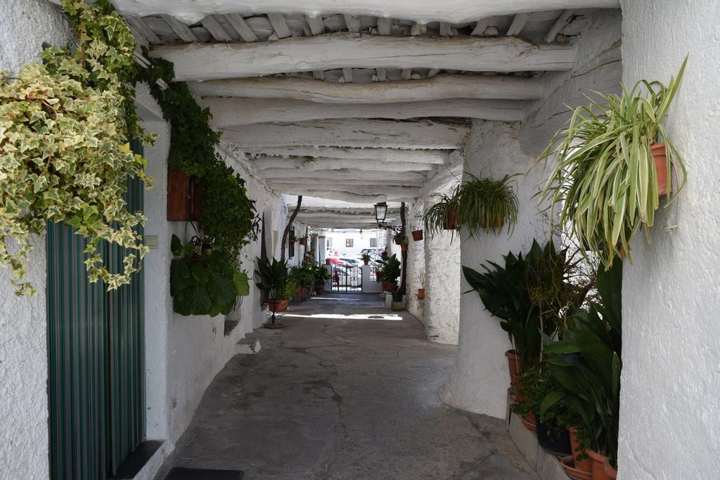 Los curiosos soportales o tinaos que guardan las entradas a las casas de Pampaneira