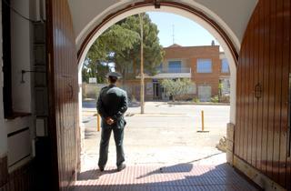 'Okupas' en la casa cuartel: agentes jubilados con piso oficial a los que no echa ni la Guardia Civil